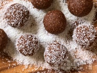 Рецепта Домашни шоколадови бонбони с бисквити, кокосово масло и ром